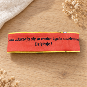 Materiałowy brelok do kluczy z afirmacją