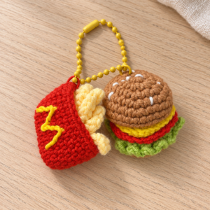 Szydełkowy brelok – burger z frytkami
